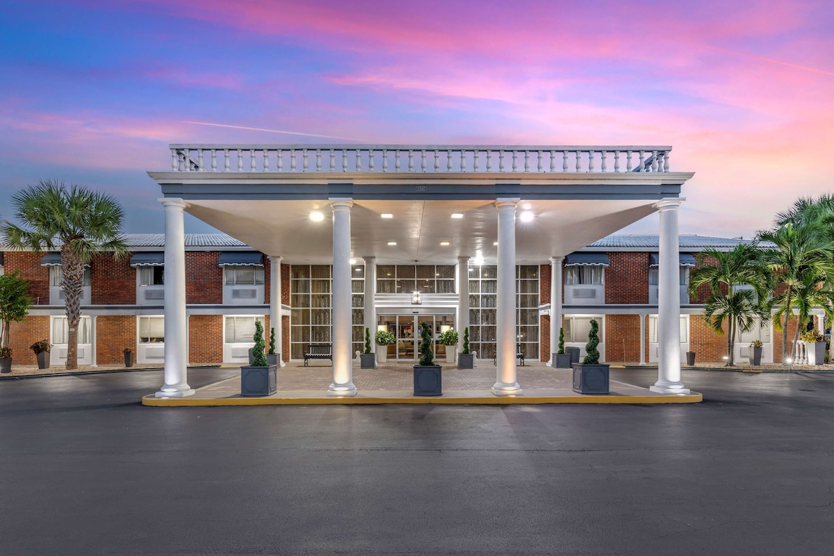 Best Western Palm Beach Lakes - Photo 1