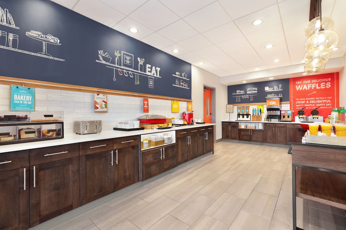 Hampton Inn Grand Rapids-North - Photo 1