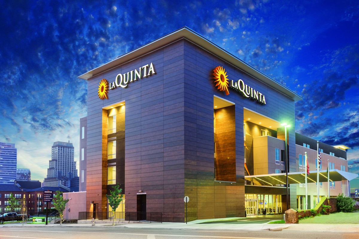La Quinta Inn & Suites by Wyndham Orlando IDrive Theme Parks - Photo 1