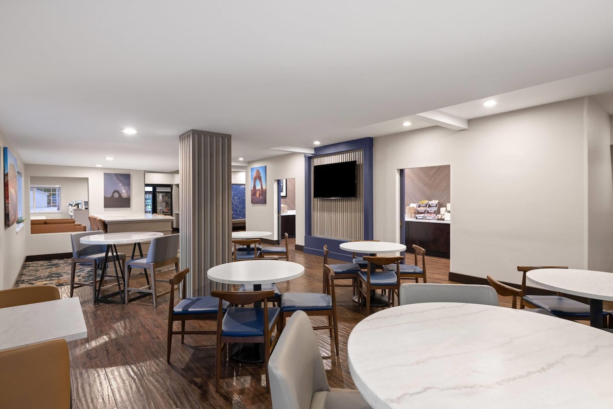 La Quinta Inn & Suites by Wyndham Moab - Photo 1