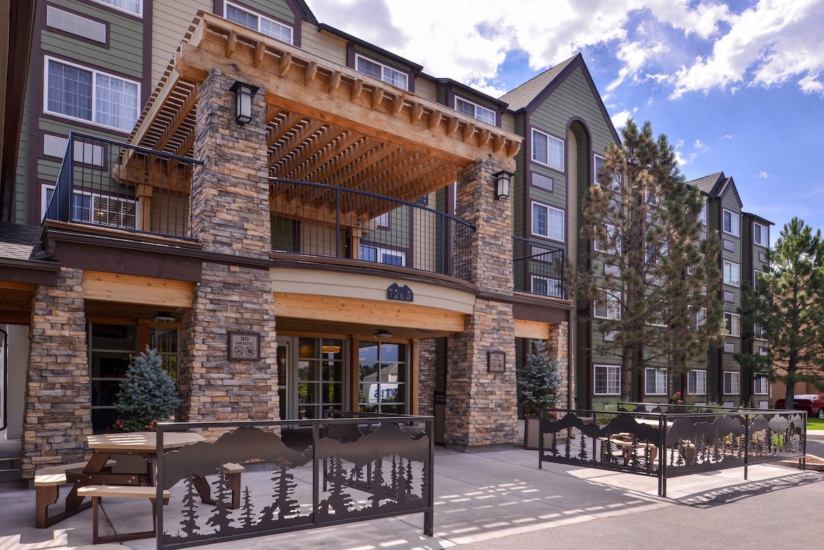 Best Western Plus Peak Vista Inn & Suites - Photo 1