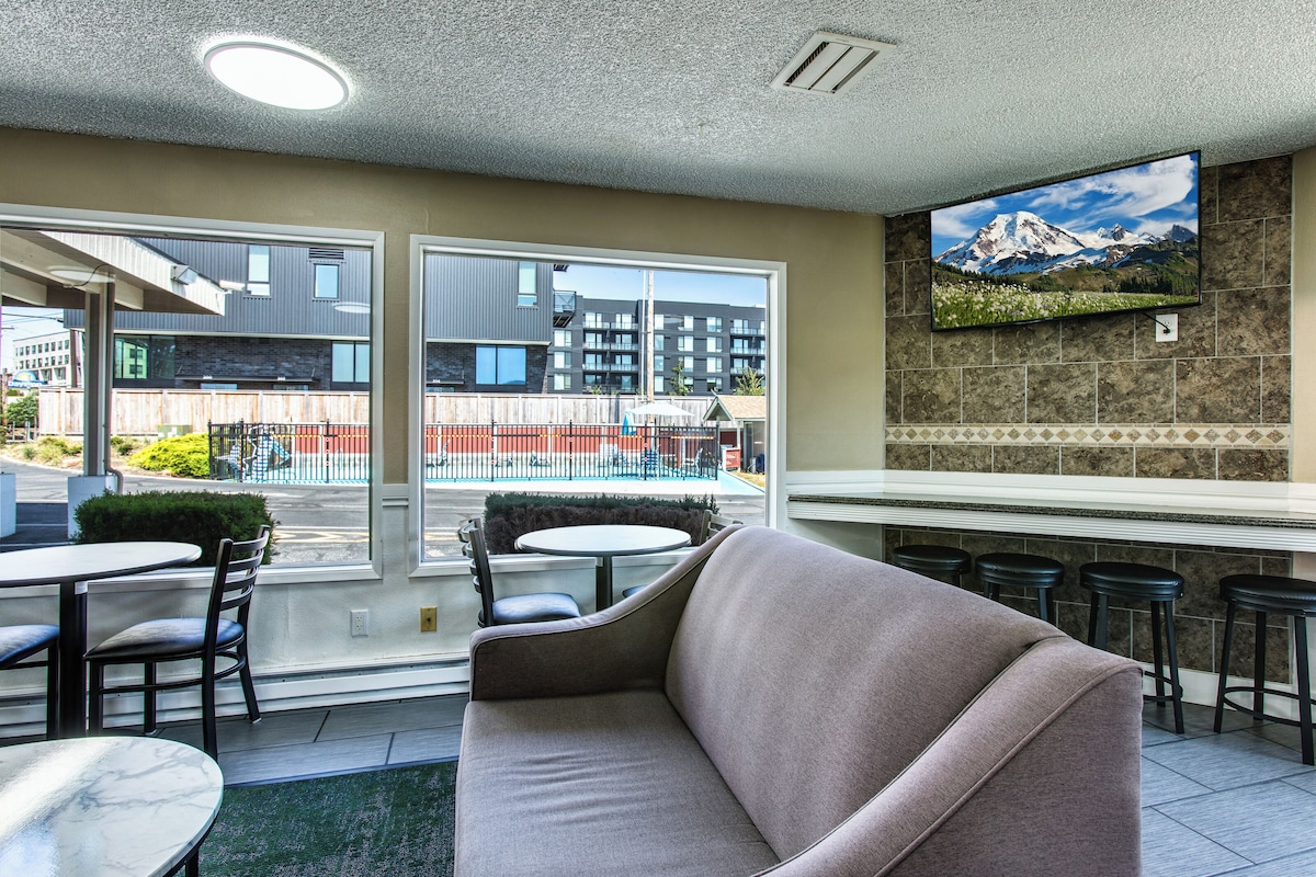 Coachman Inn - Photo 1