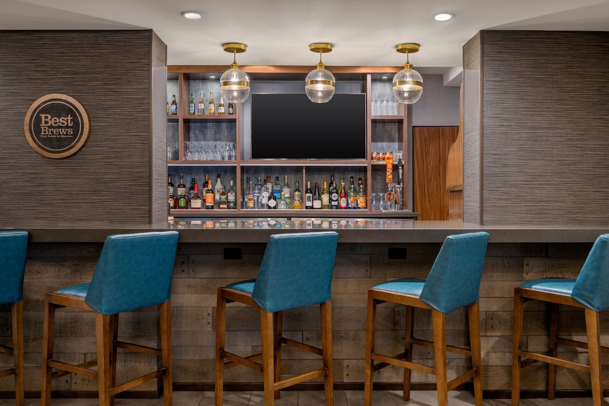 Four Points by Sheraton Chicago Westchester/Oak Brook - Photo 1