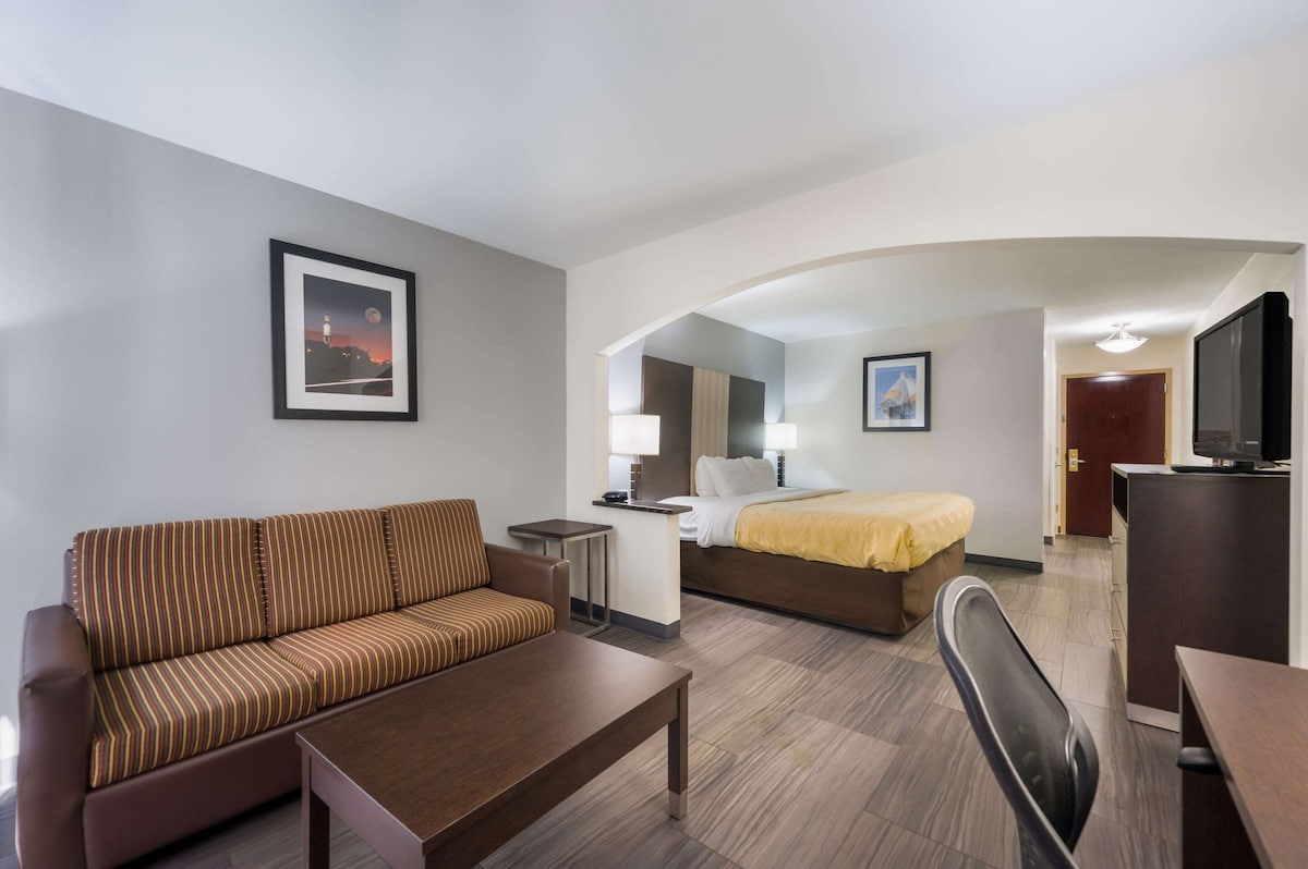 Quality Inn & Suites Huntsville Research Park Area - Photo 1