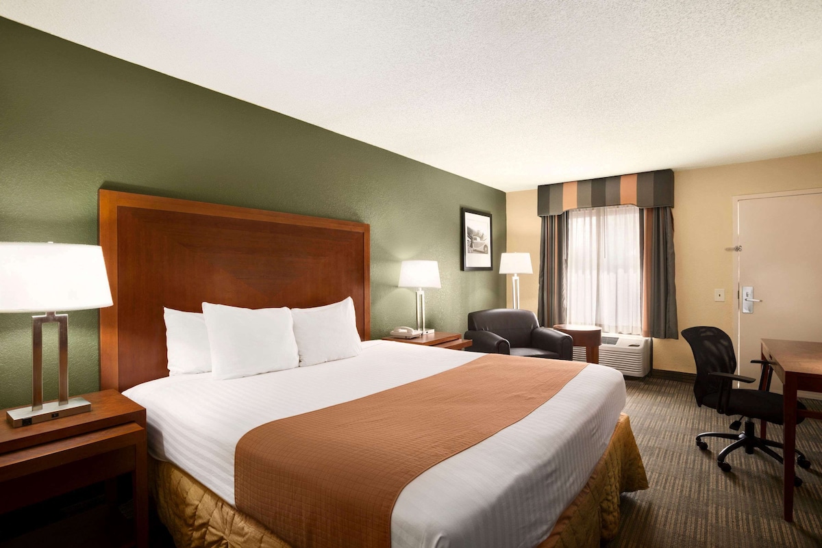 Days Inn by Wyndham Jacksonville Airport - Photo 1