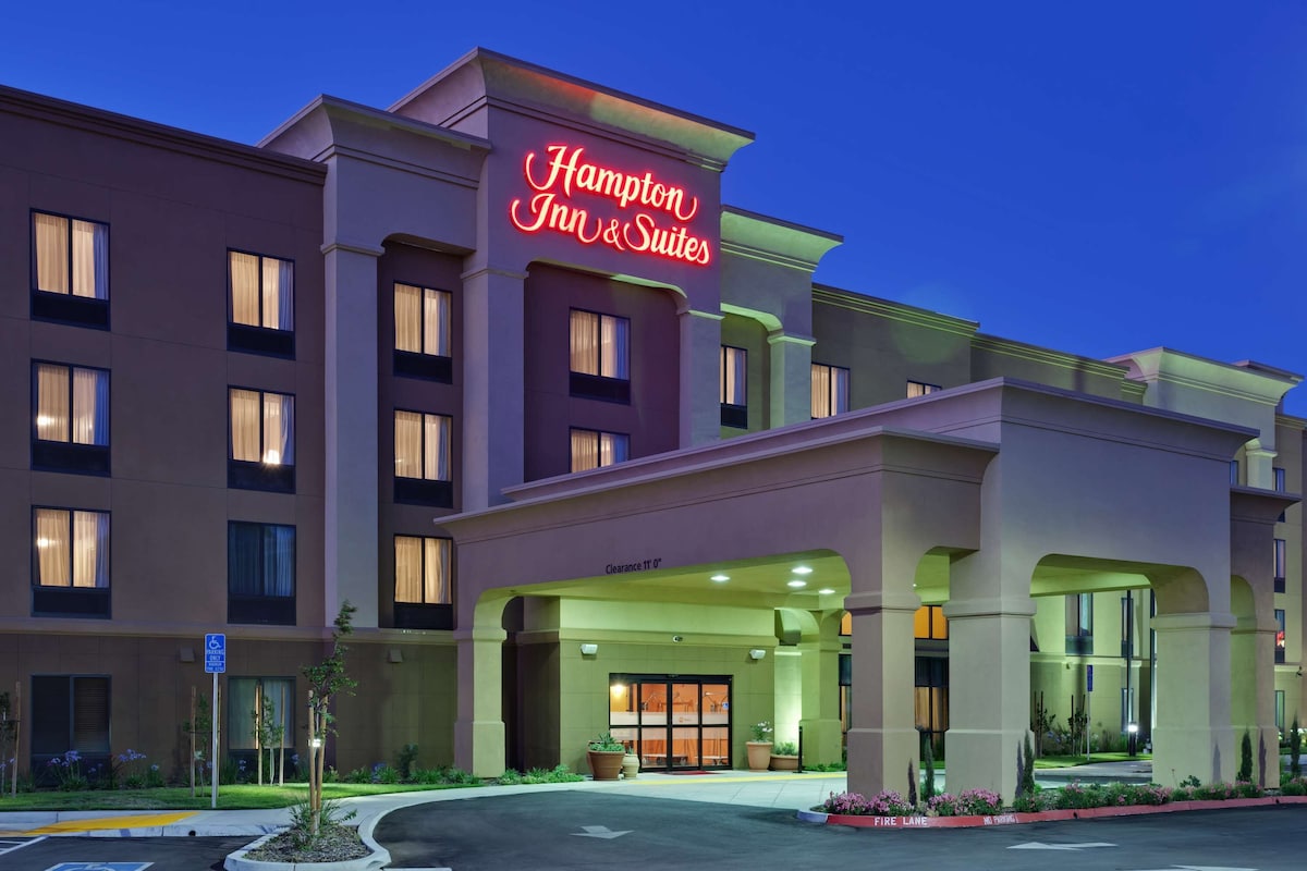 Hampton Inn & Suites Fresno-Northwest - Photo 1