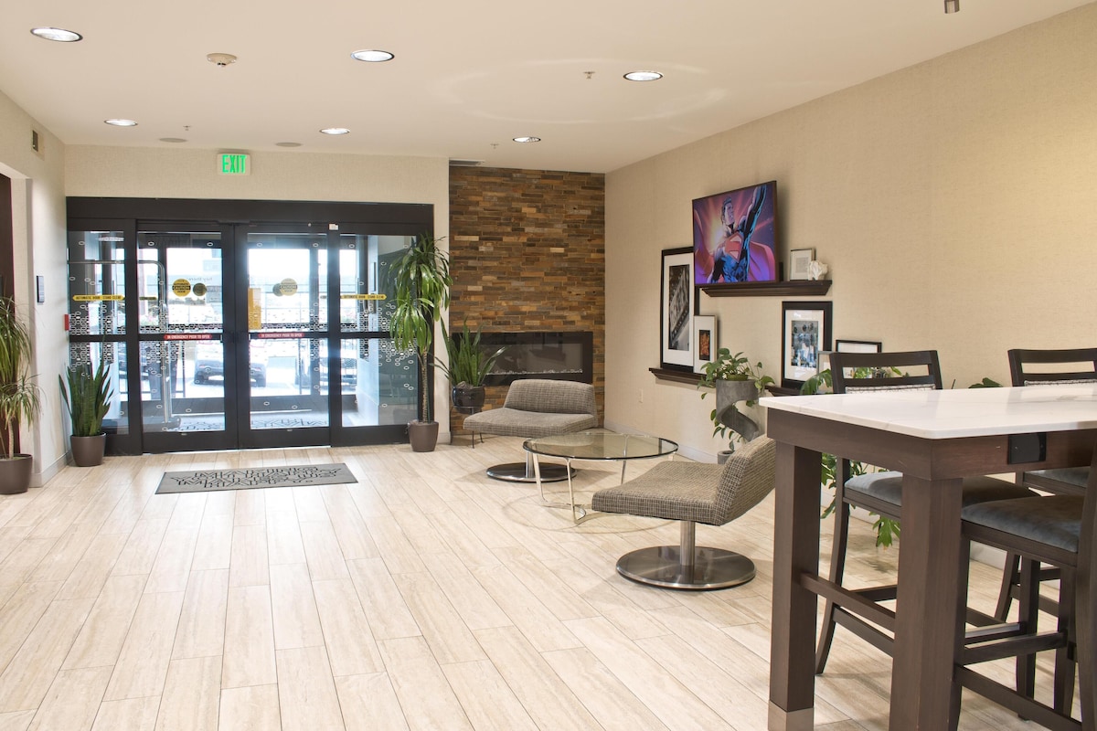 Hampton Inn & Suites Denver-Speer Boulevard - Photo 1