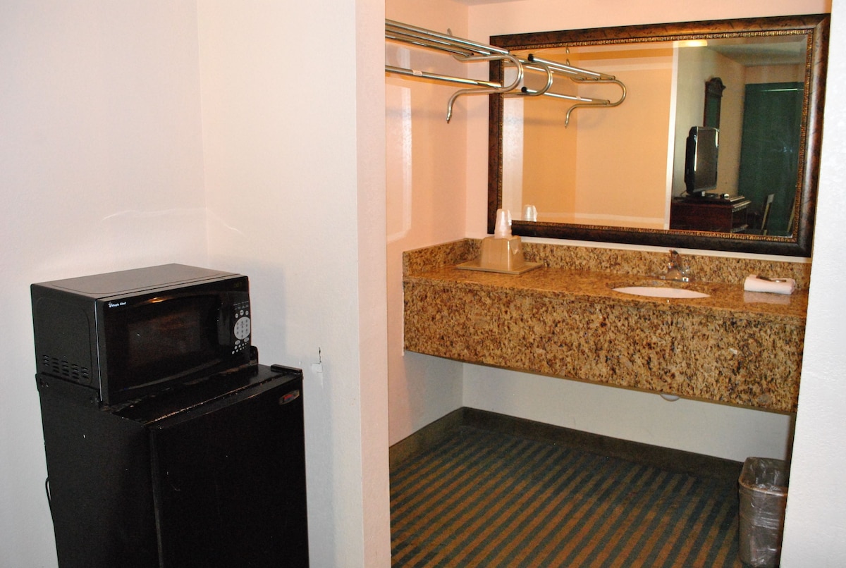 Coconut Grove Motor Inn - Photo 1