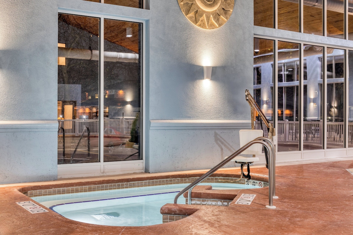 Holiday Inn Express & Suites Green Bay East By IHG - Photo 1