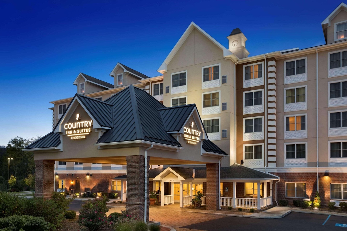 Country Inn & Suites by Radisson, State College (Penn State Area), PA - Photo 1