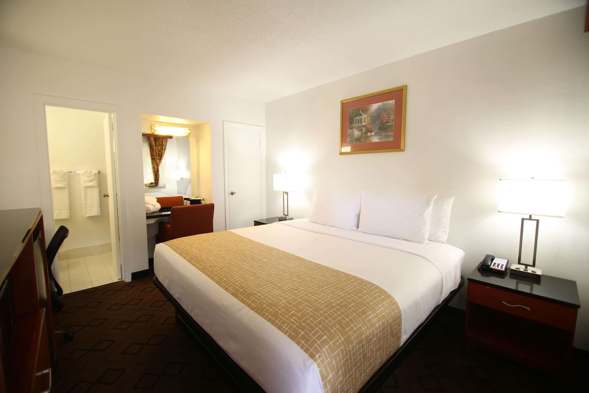 Travelodge by Wyndham Burbank-Glendale - Photo 1