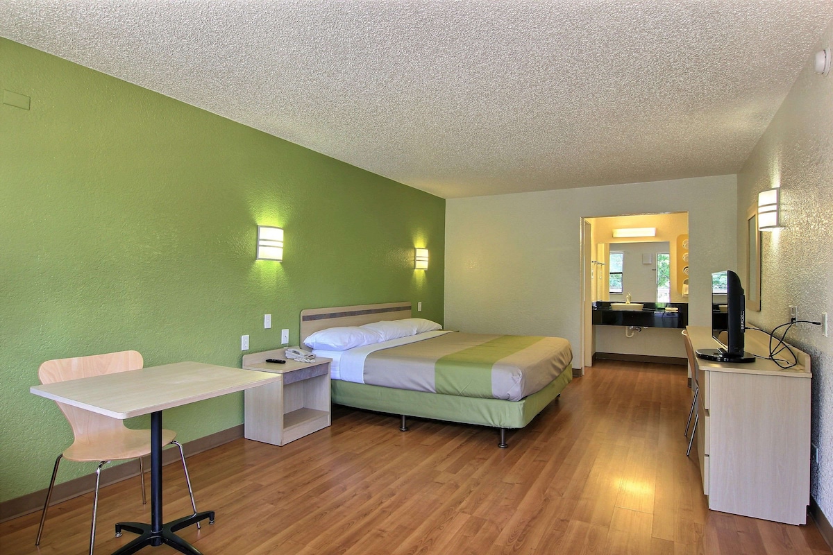 Motel 6 Austin, TX - Central Downtown UT - Photo 1