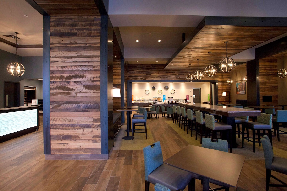 Hampton Inn & Suites Downtown St. Paul - Photo 1