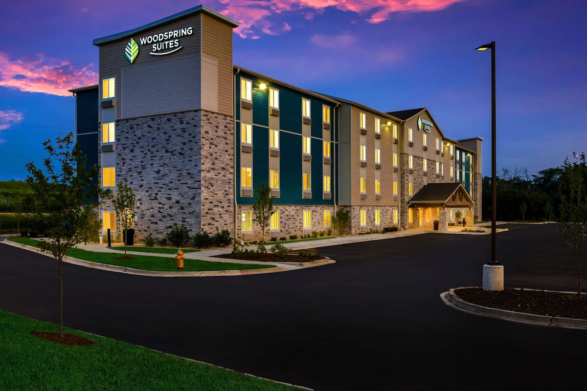 WoodSpring Suites Chicago Addison - Photo 1
