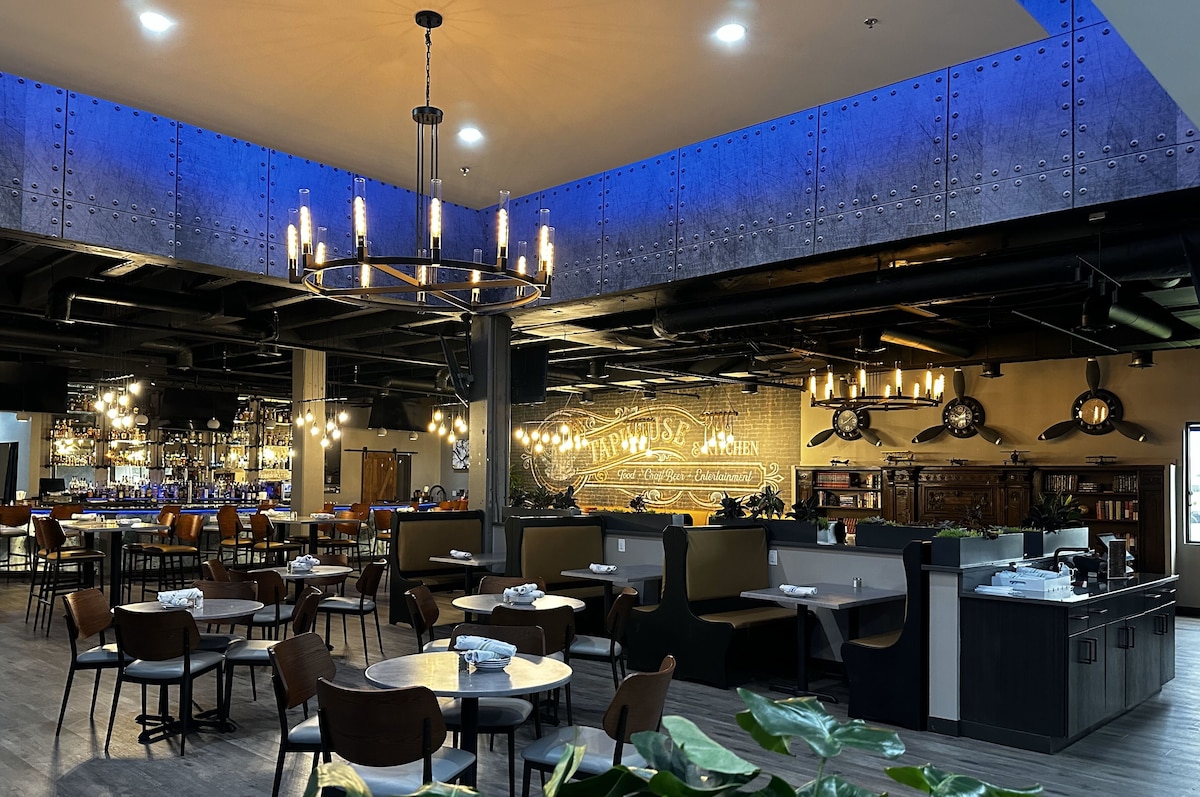 Wyndham Indianapolis Airport Hotel - Photo 1