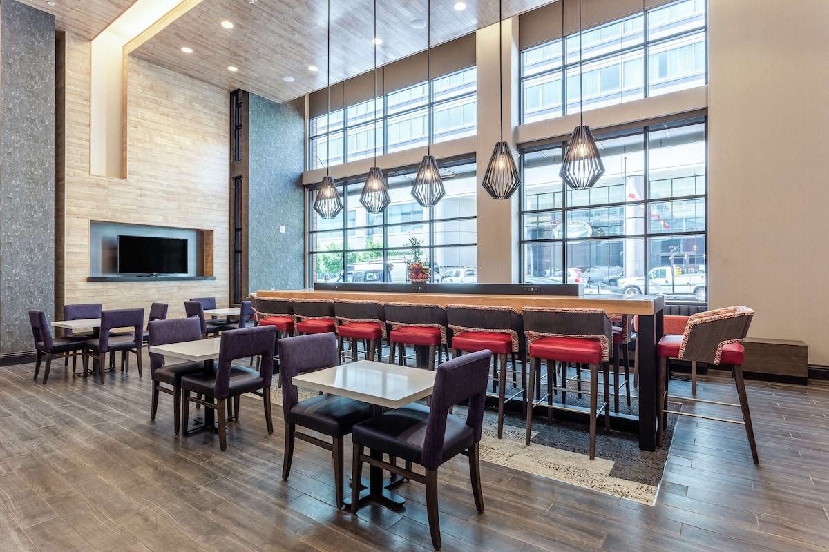 Hampton Inn Oakland Downtown-City Center - Photo 1