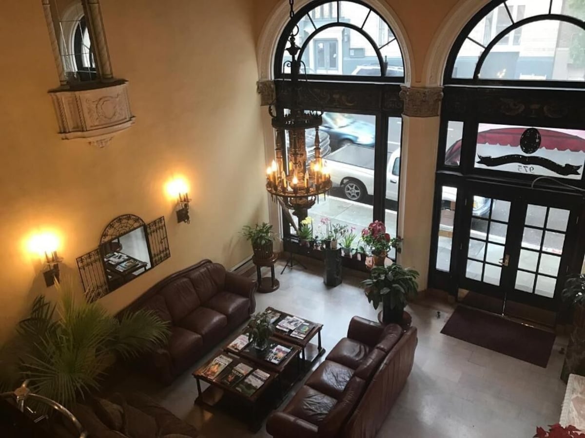 Mayflower Hotel - Photo 1
