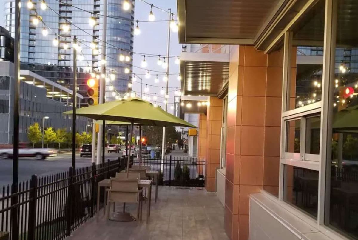La Quinta Inn & Suites by Wyndham Indianapolis Downtown - Photo 1