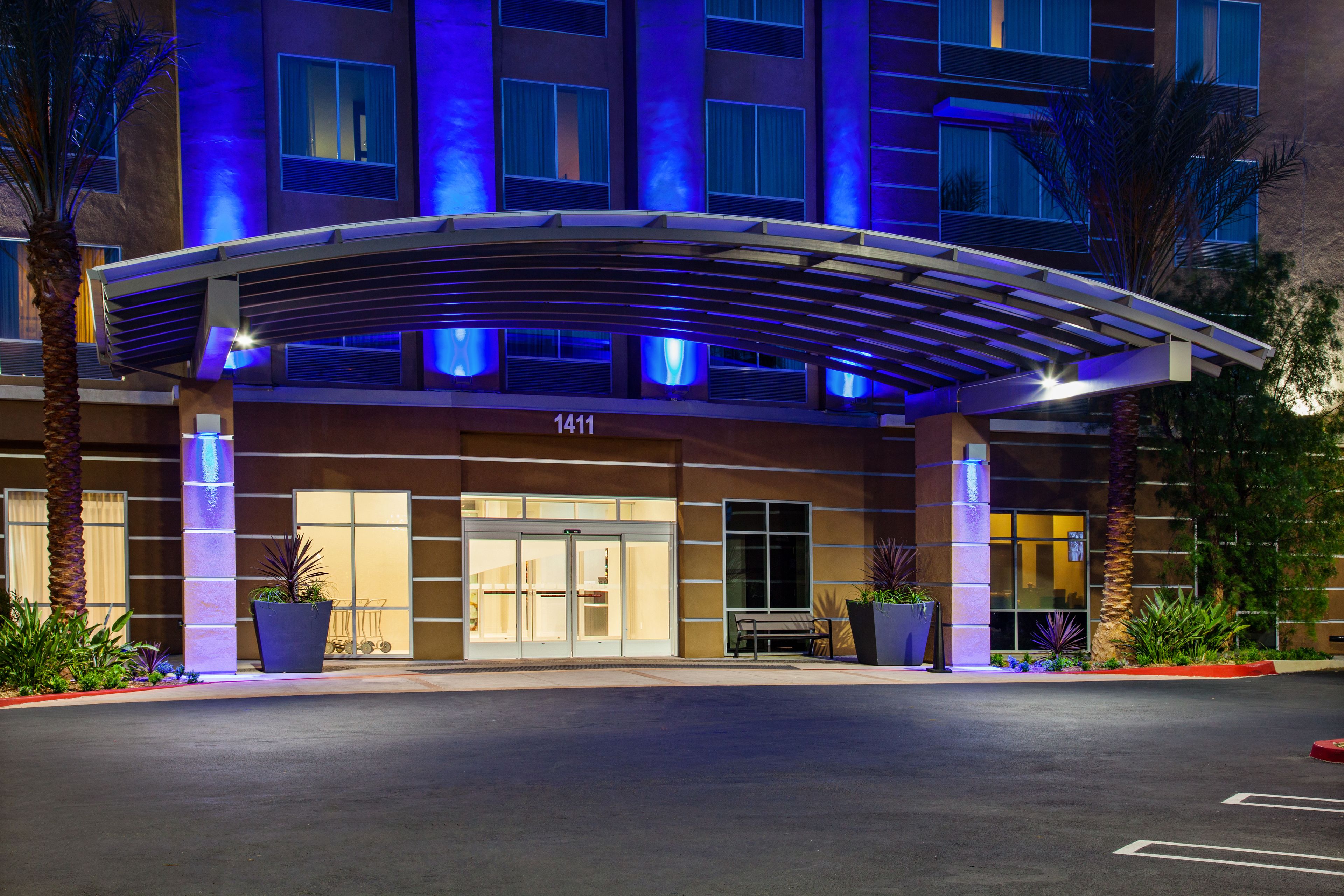 Holiday Inn Express & Suites Anaheim Resort Area by IHG - Photo 1