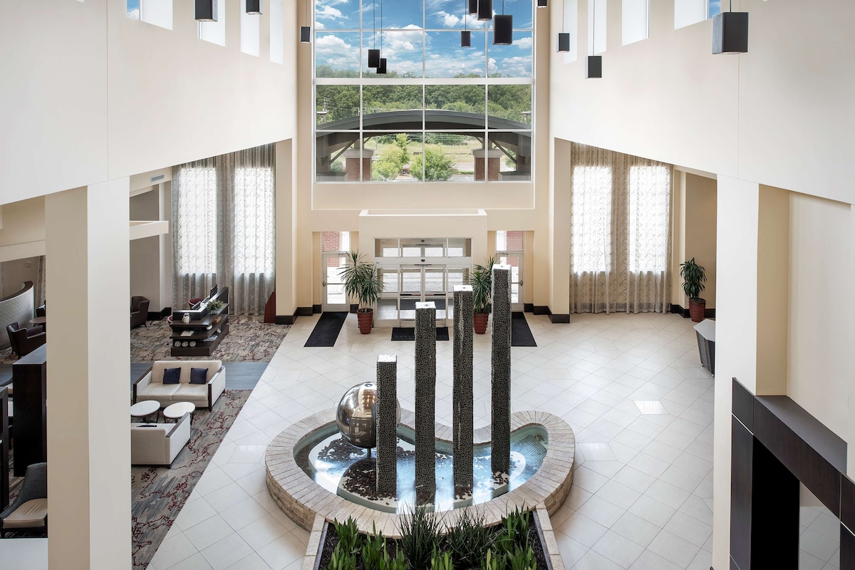 Embassy Suites by Hilton Birmingham Hoover - Photo 1