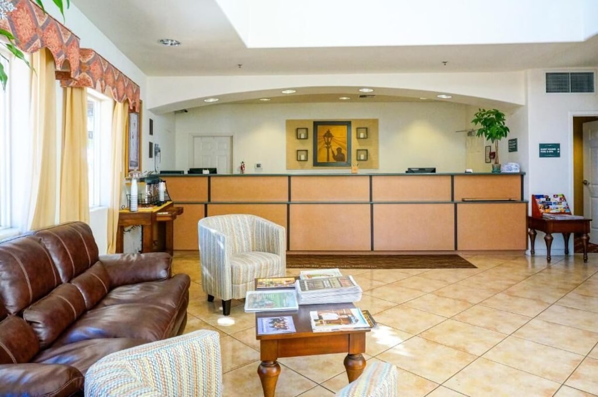 Lamplighter Inn & Suites - Photo 1
