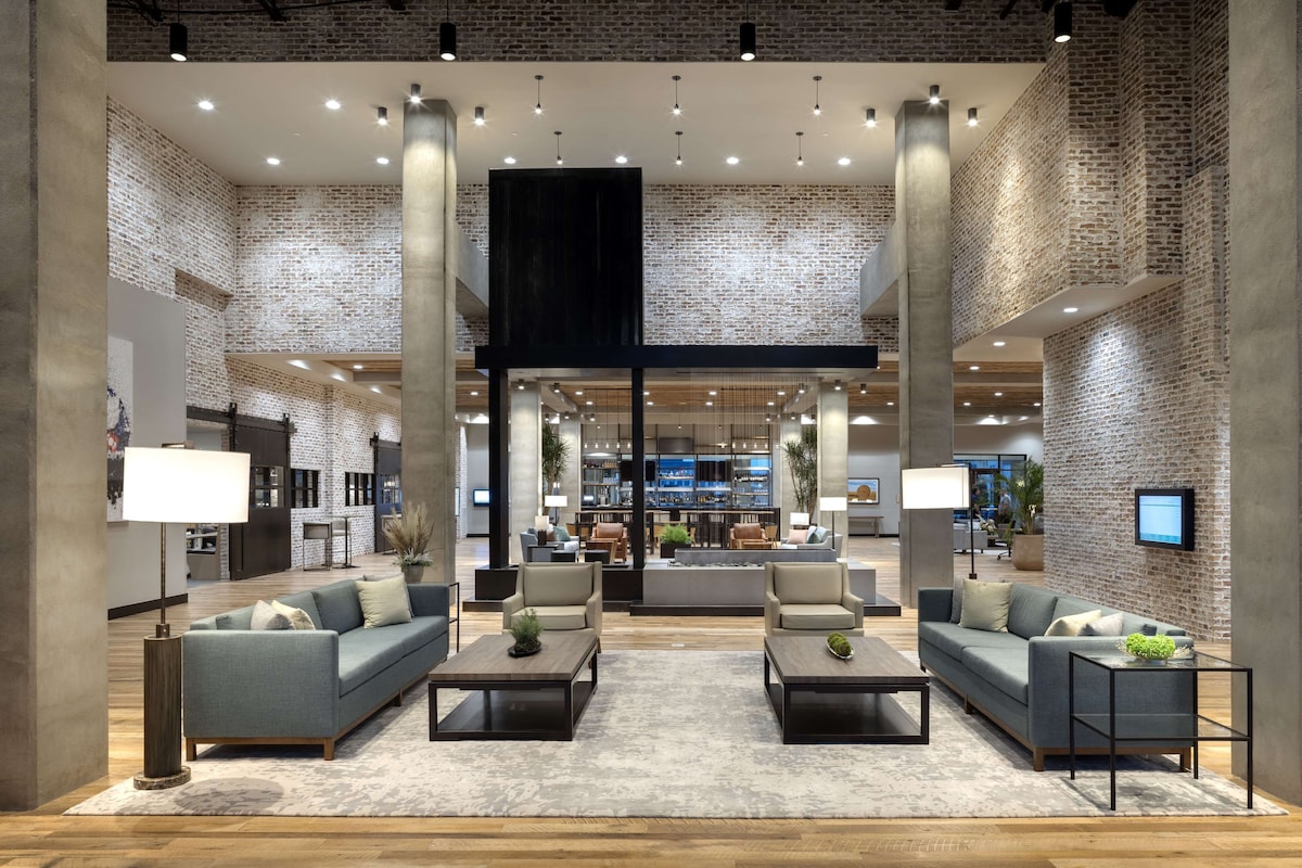 Embassy Suites by Hilton Bowling Green - Photo 1