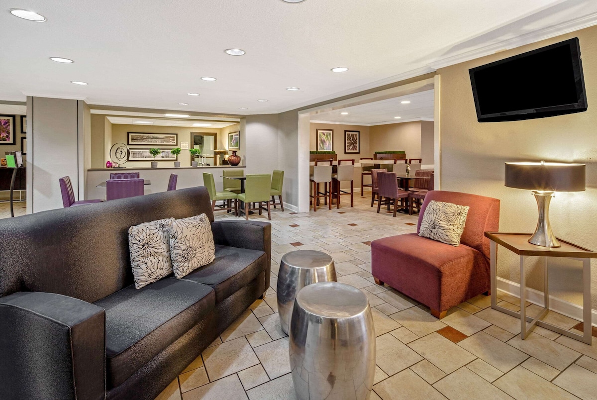 La Quinta Inn & Suites by Wyndham Miami Airport East - Photo 1