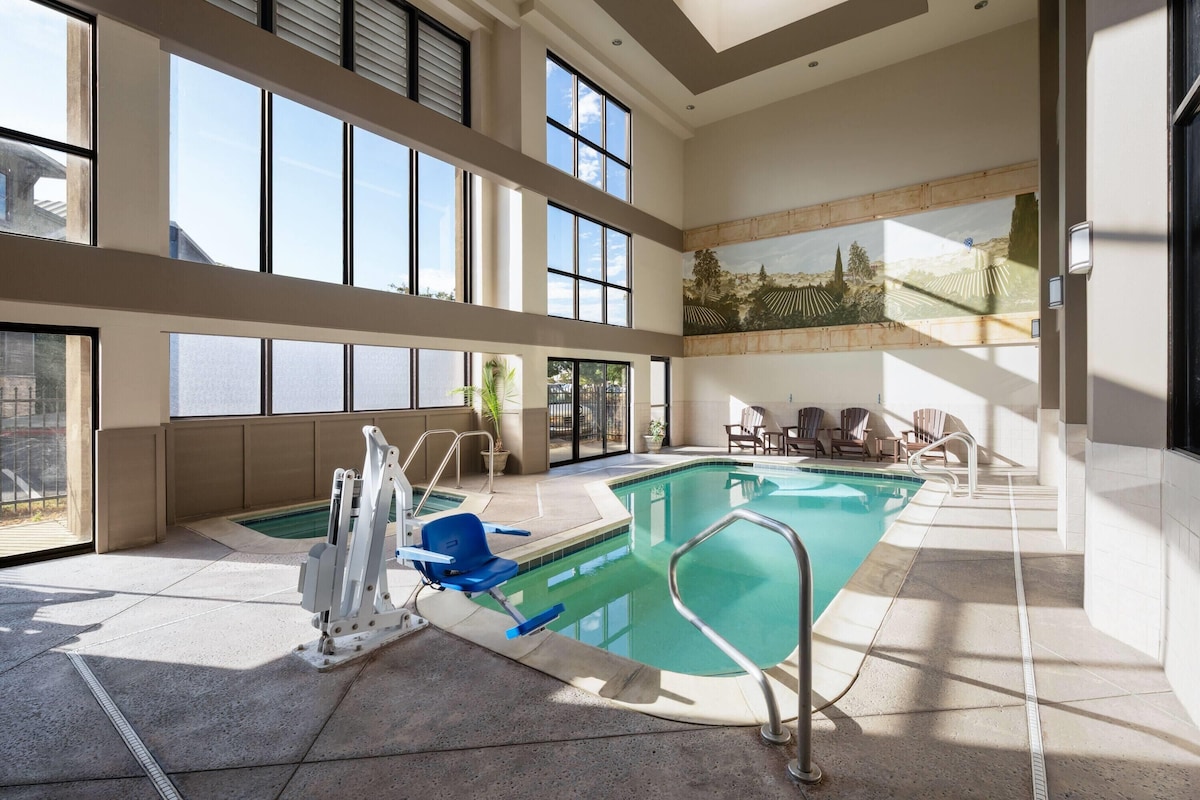 Hawthorn Suites by Wyndham Napa Valley - Photo 1