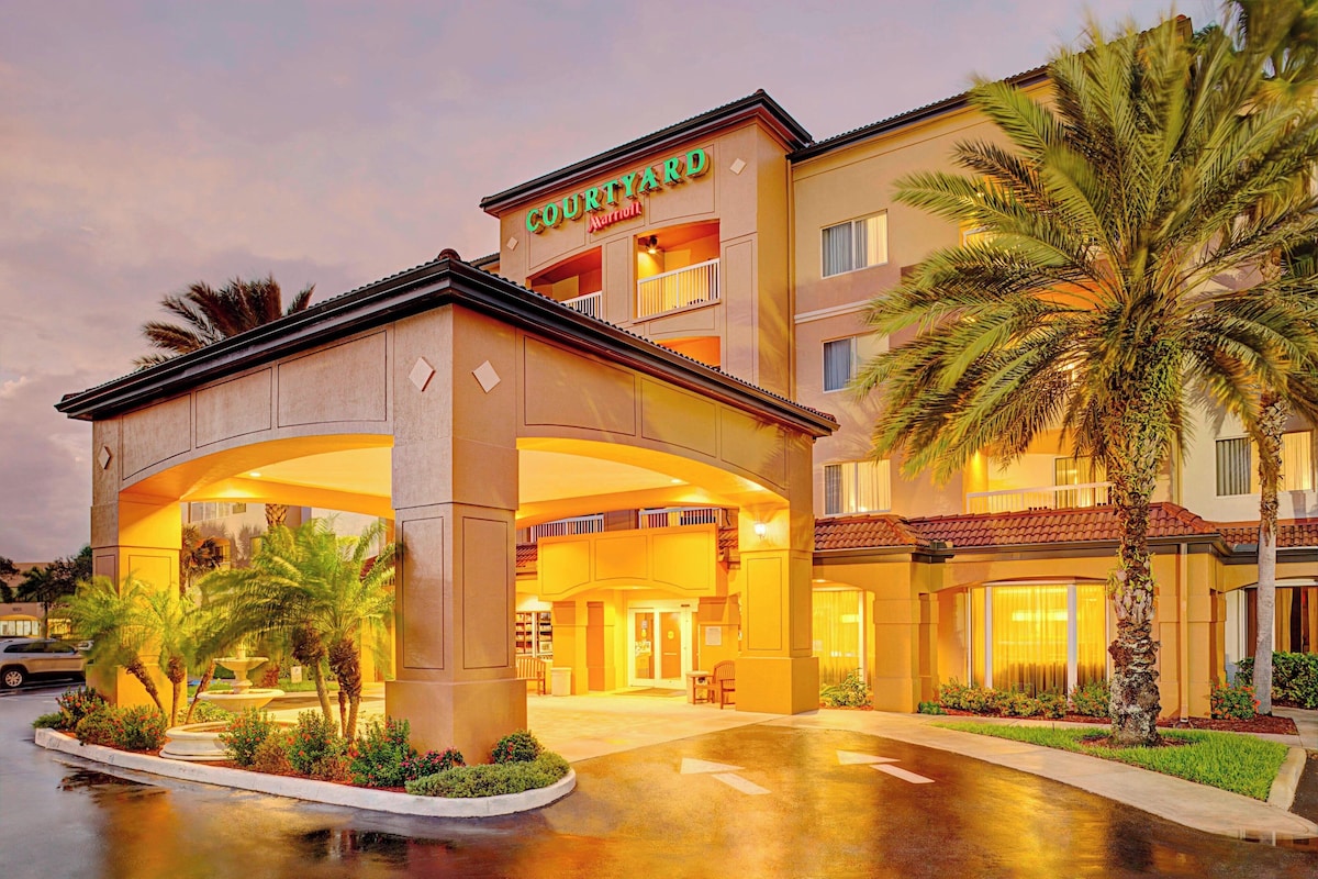 Courtyard by Marriott West Palm Beach Airport - Photo 1