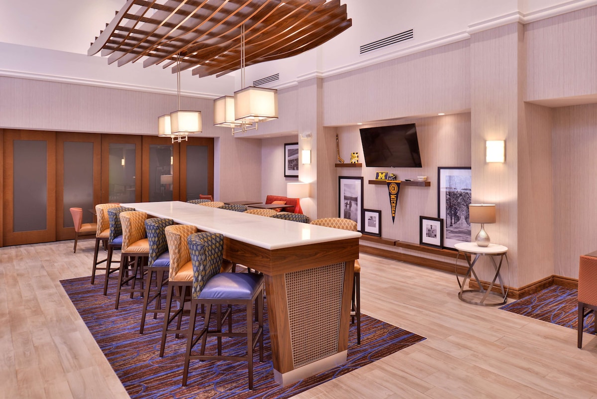 Hampton Inn & Suites Ann Arbor West - Photo 1