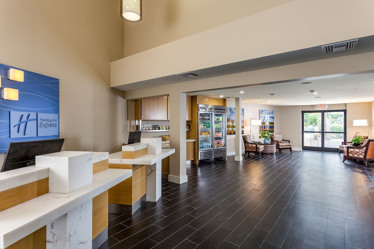 Holiday Inn Express & Suites La Jolla – Windansea Beach By IHG - Photo 1