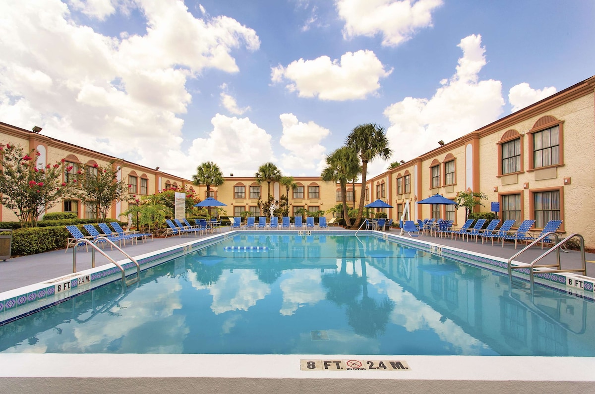 La Quinta Inn by Wyndham Orlando International Drive North - Photo 1