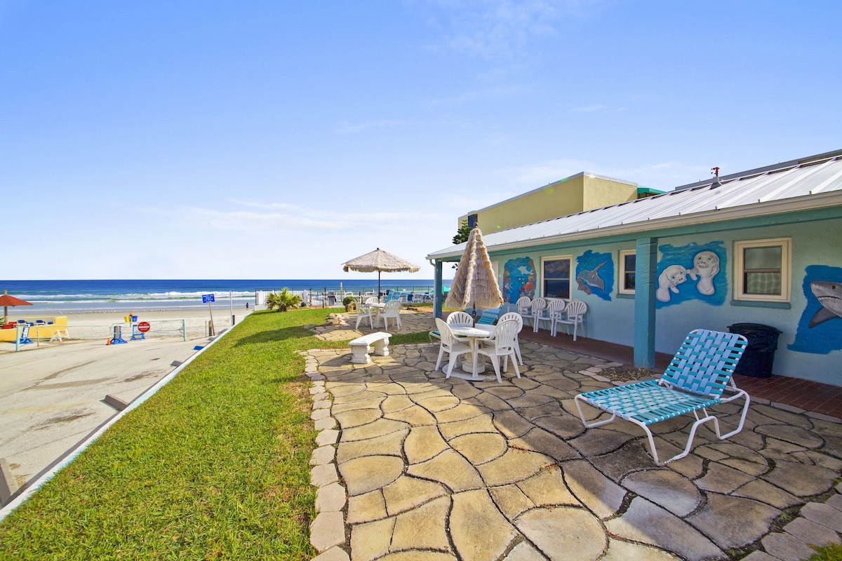 Daytona Shores Inn and Suites - Photo 1