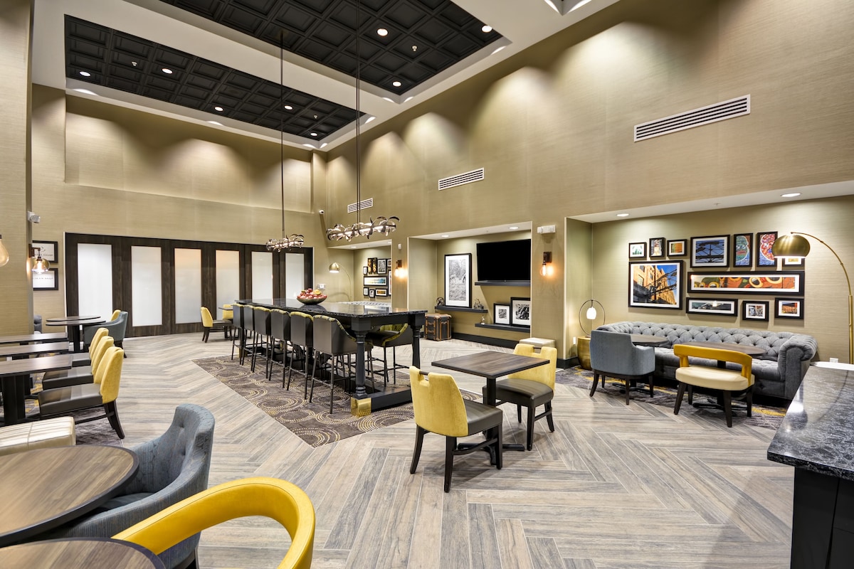 Hampton Inn & Suites Detroit/Warren - Photo 1