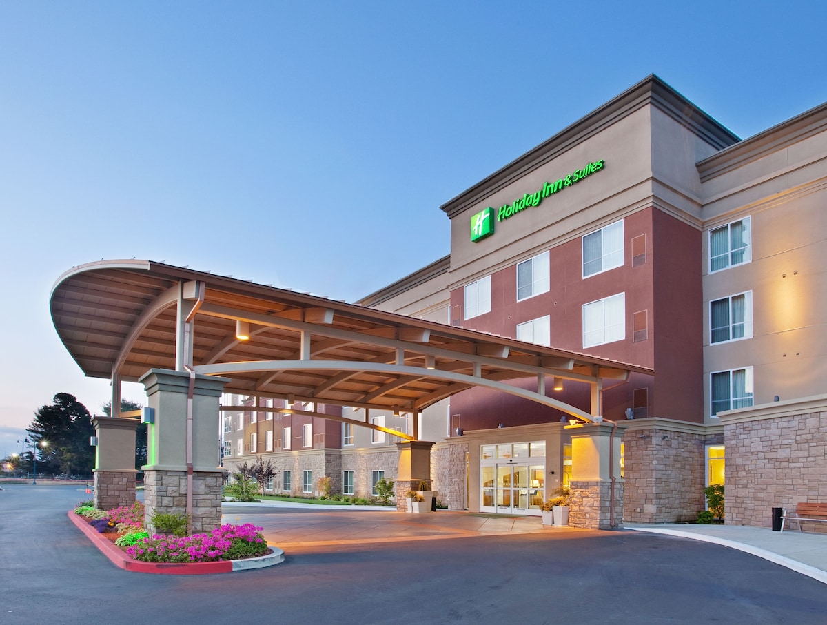 Holiday Inn & Suites Oakland - Airport By IHG - Photo 1
