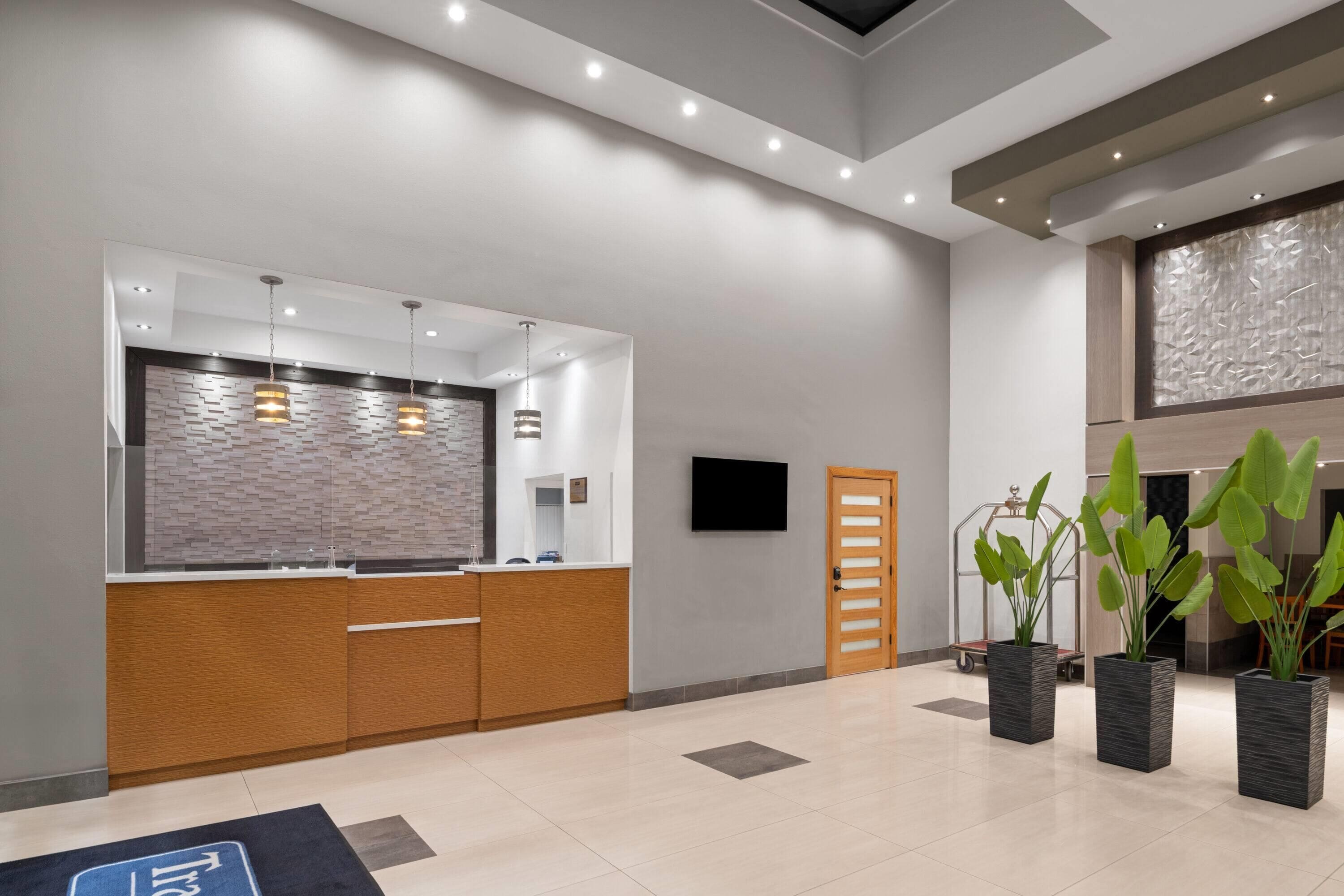 Travelodge Inn & Suites by Wyndham Anaheim on Disneyland Dr - Photo 1