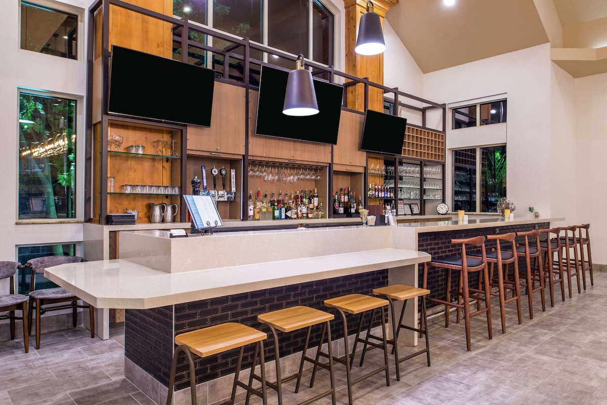 Hilton Garden Inn Bend - Photo 1