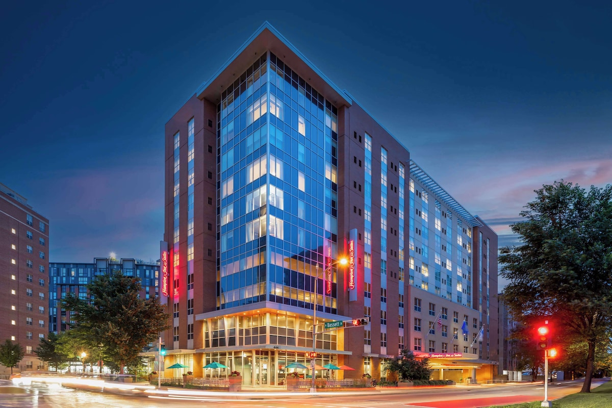 Hampton Inn & Suites Madison Downtown - Photo 1