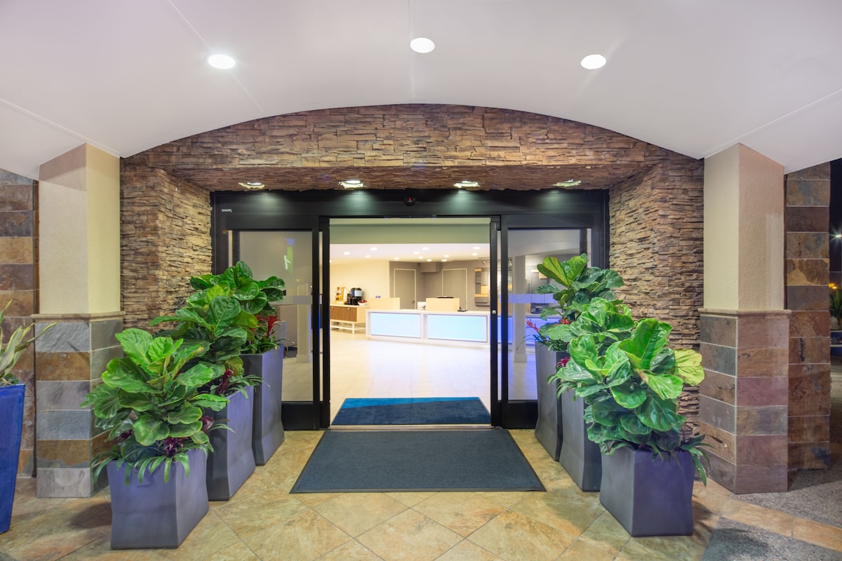 Holiday Inn Express San Diego Airport-Old Town by IHG - Photo 1