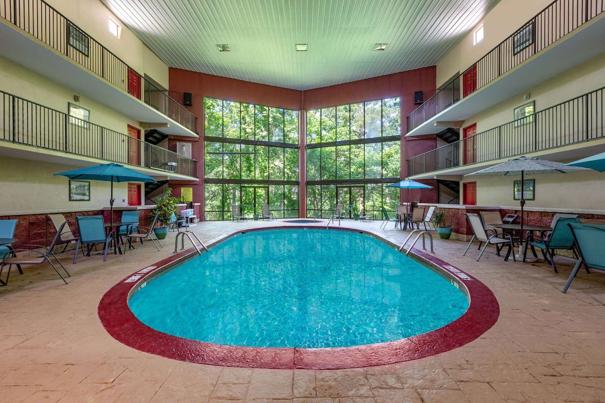 Super 8 by Wyndham Eureka Springs - Photo 1