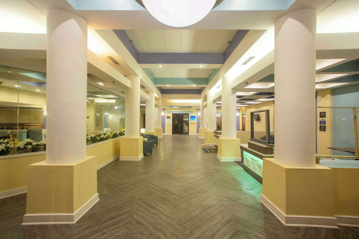 Days Inn By Wyndham Mobile I-65 - Photo 1