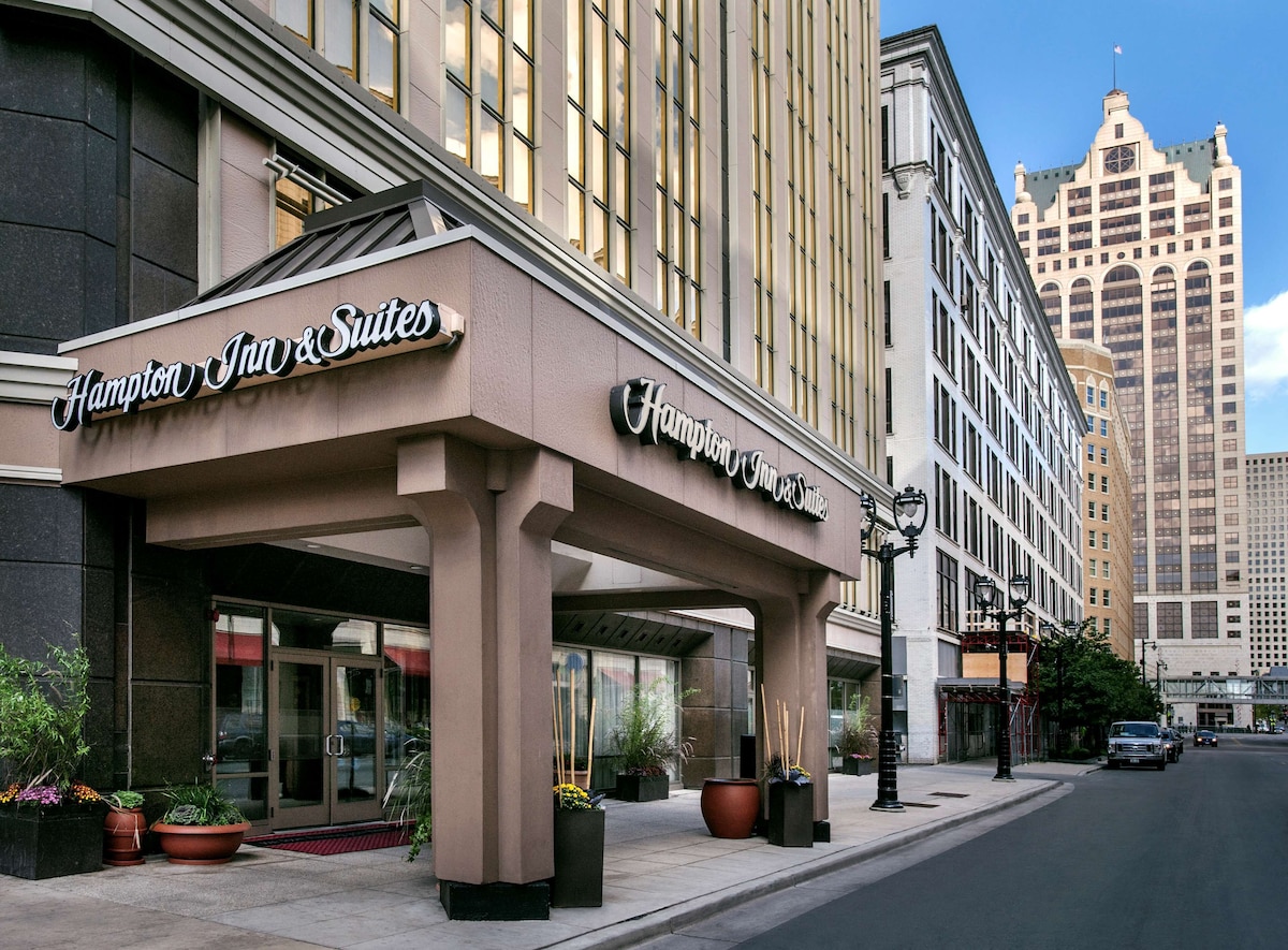 Hampton Inn & Suites Milwaukee Downtown - Photo 1