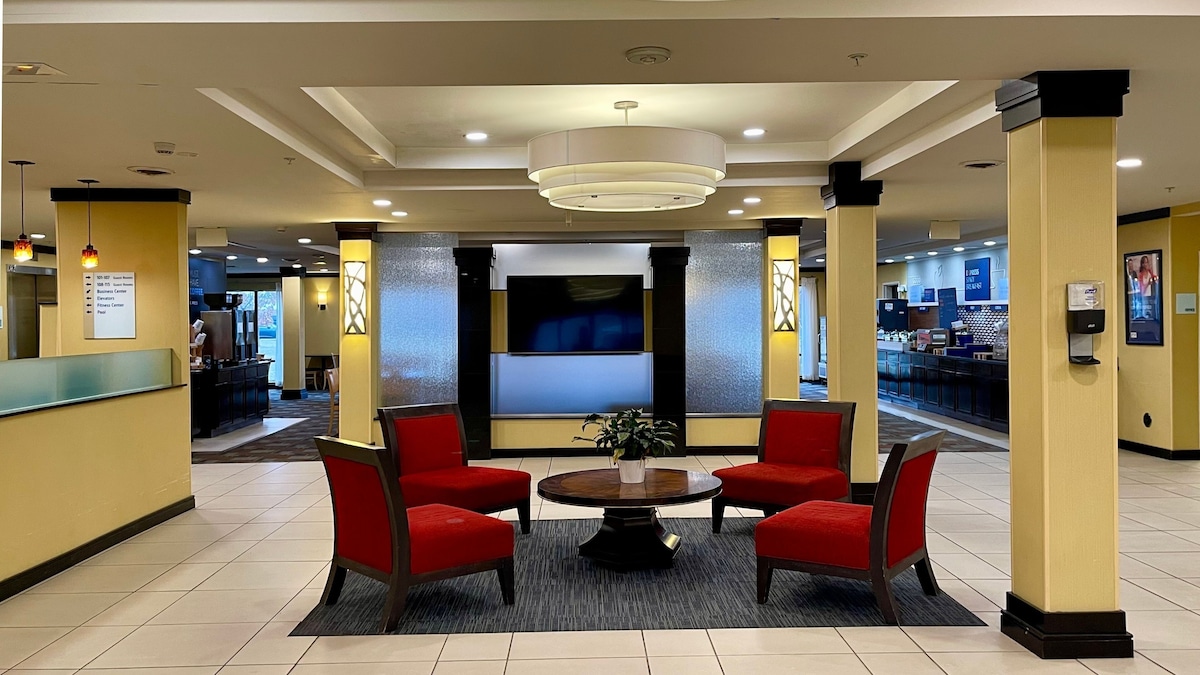 Holiday Inn Express & Suites Detroit North - Troy By IHG - Photo 1