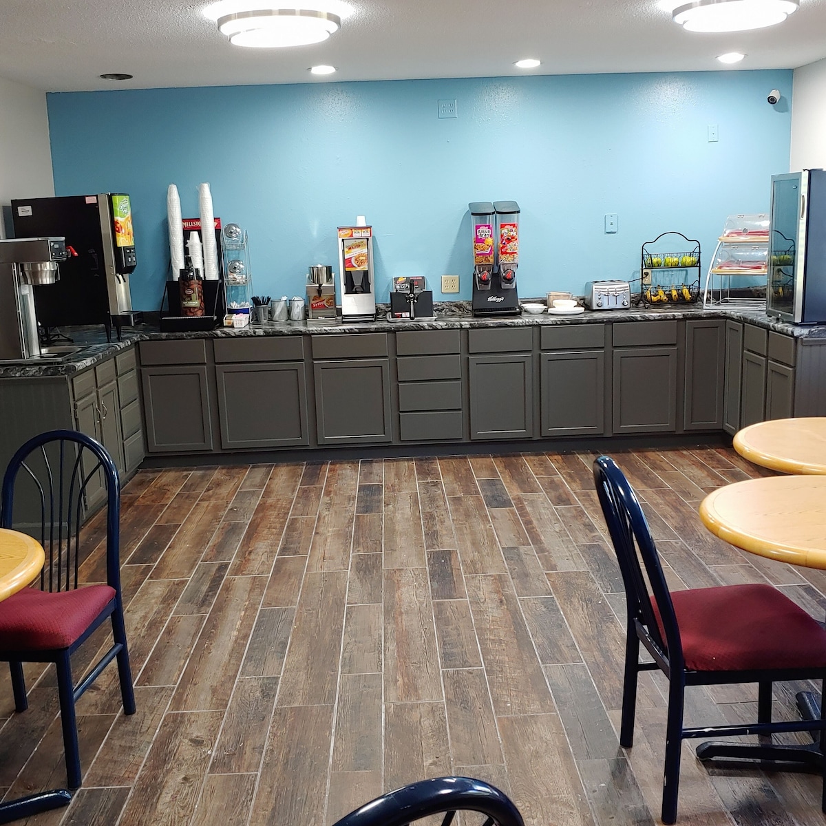 Days Inn by Wyndham West-Eau Claire - Photo 1