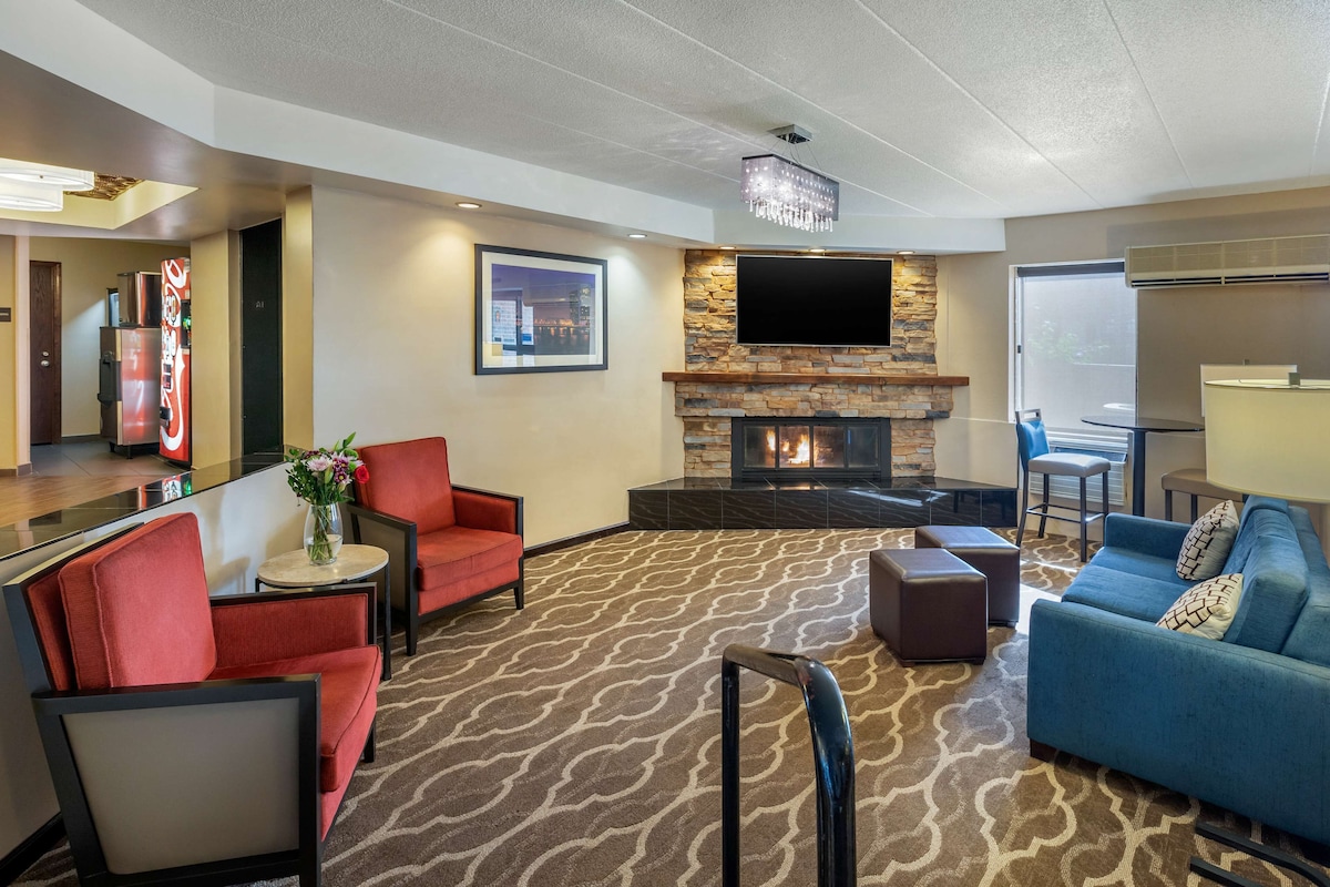 Comfort Inn Grand Rapids Airport - Photo 1
