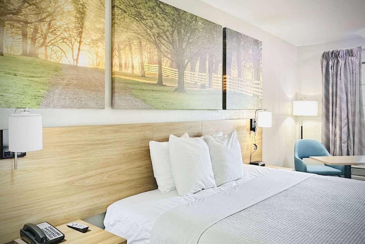 Days Inn by Wyndham WestEnd Alexandria,VA Washington DC Area - Photo 1
