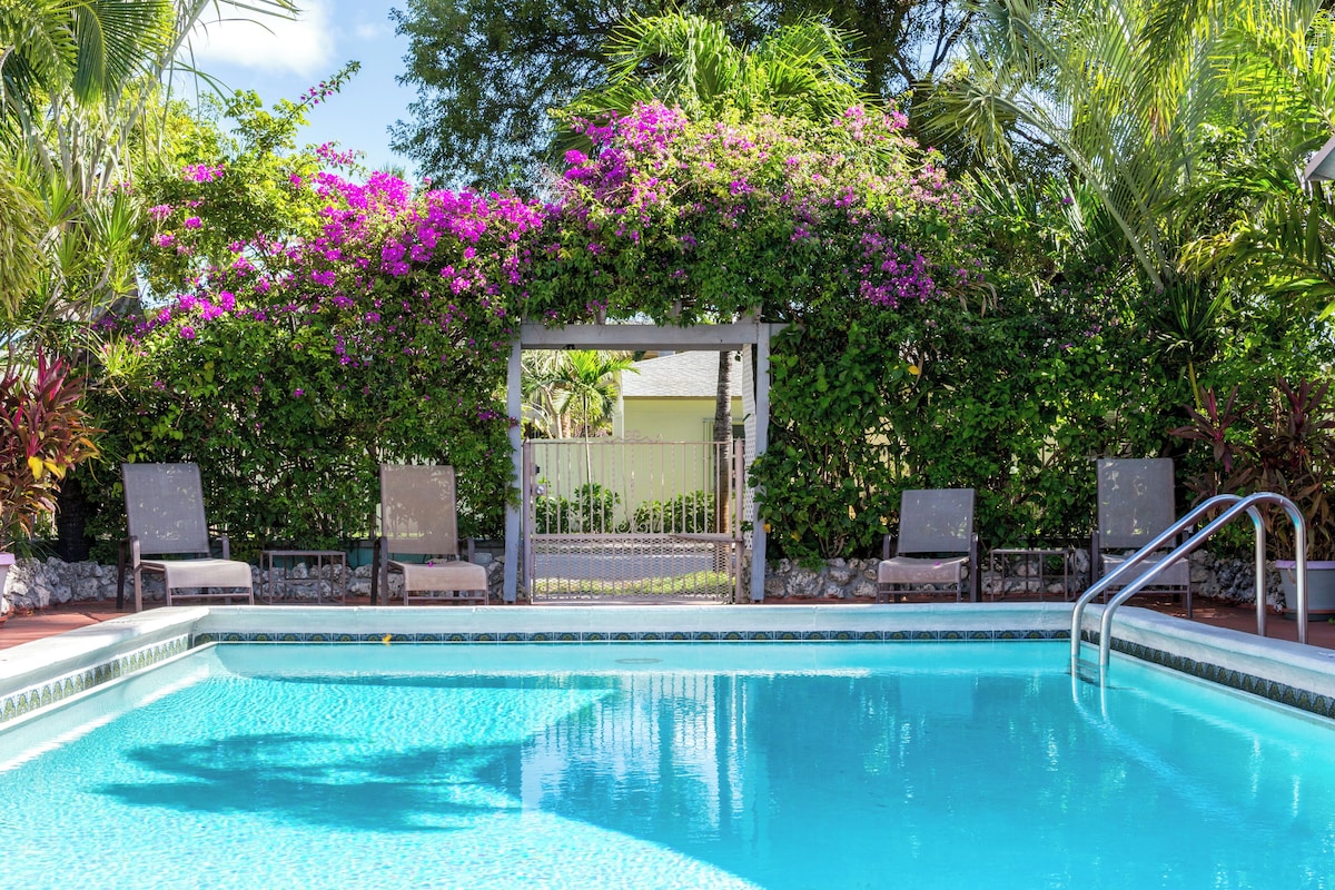 Richard's Motel Courtyard - Photo 1