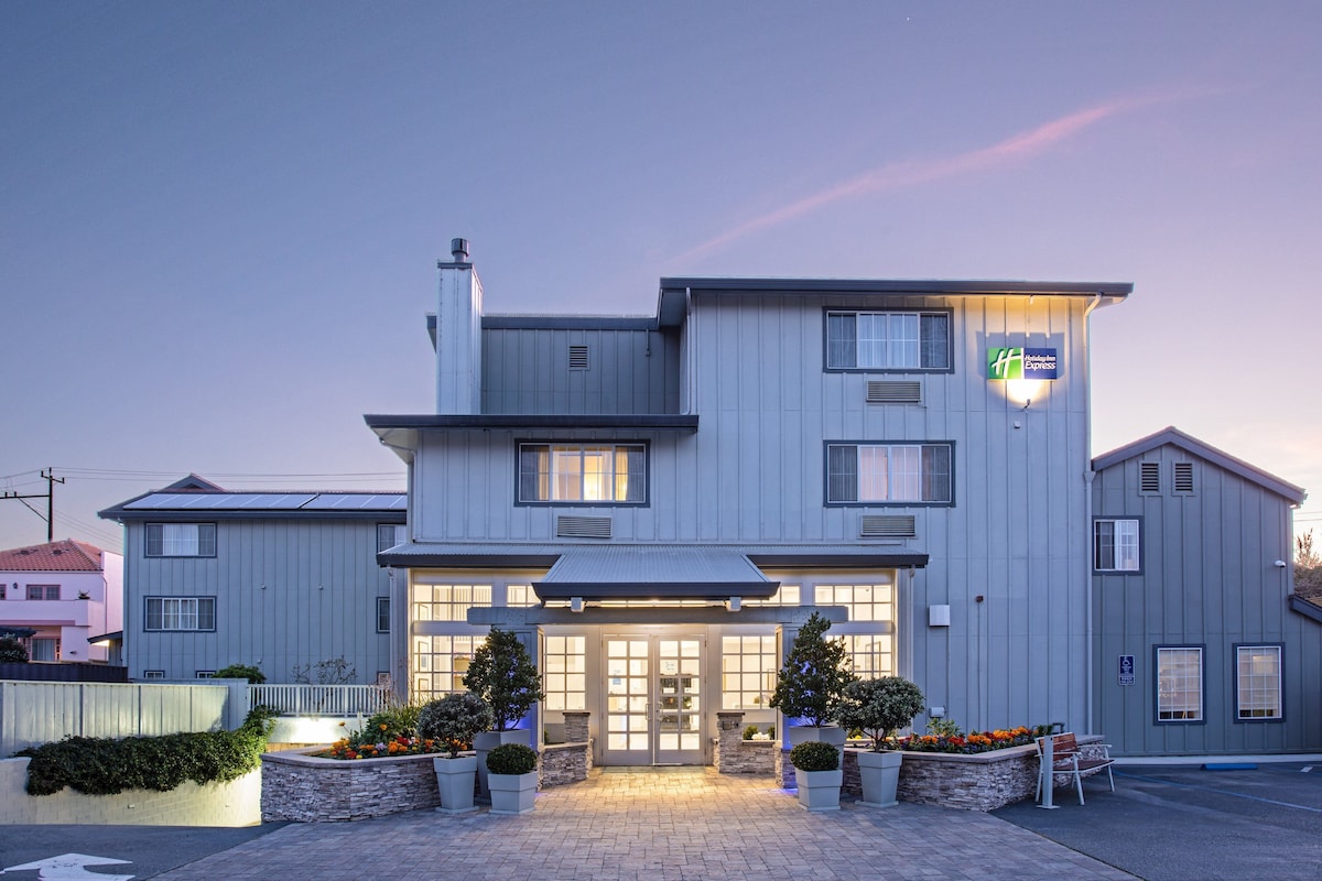 Holiday Inn Express Monterey-Cannery Row by IHG - Photo 1