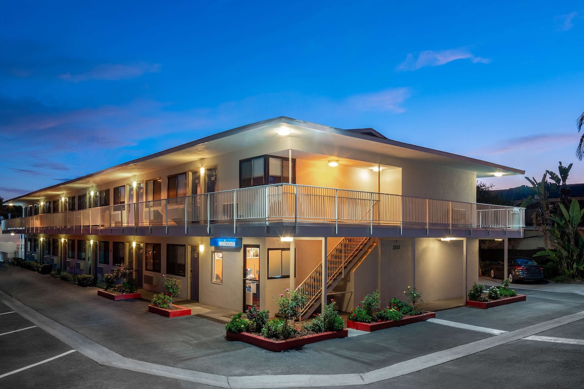 Motel 6 Santa Barbara, CA - State Street - Photo 1