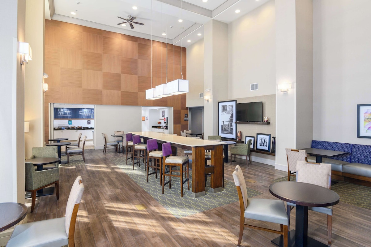 Hampton Inn & Suites Hartford-Manchester - Photo 1
